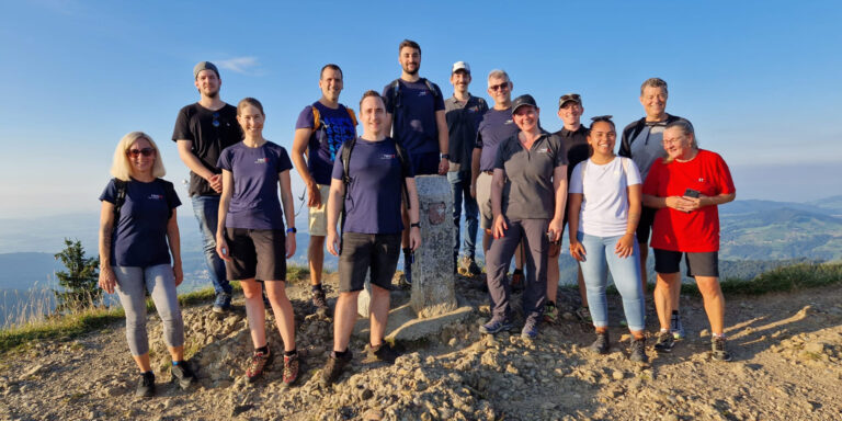 redhike: you never walk alone, red it team wanderung wildspitz