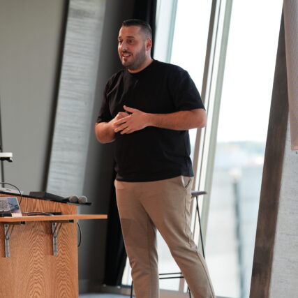 Leonardo Ballacchino, Präsentation "Von Hype zu Impact – Ein Framework zur Erfolgsmessung von KI-Adoption im Arbeitsalltag"